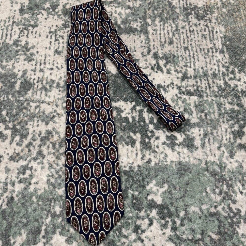 Robert Talbott Oak Hall Silk Tie Vintage Medallion Geometric USA Hand Sewn